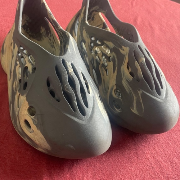 YZY FOAM RUNRS MOON GREY SZ7 - Picture 4 of 6